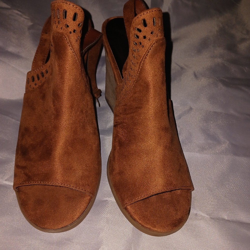 Low cut brown boot cut shoes.